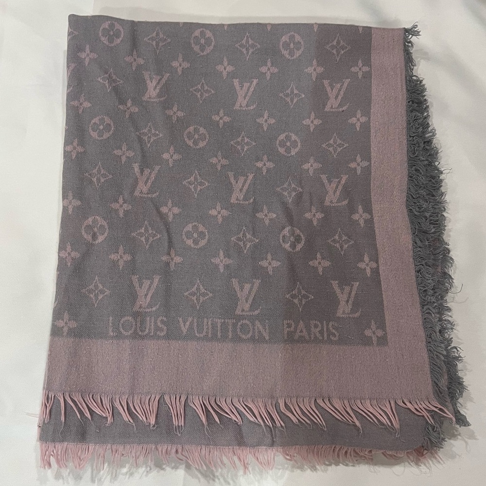 Louis Vuitton monogram shawl in soft grey and blush pink tones - Picture 5 of 15